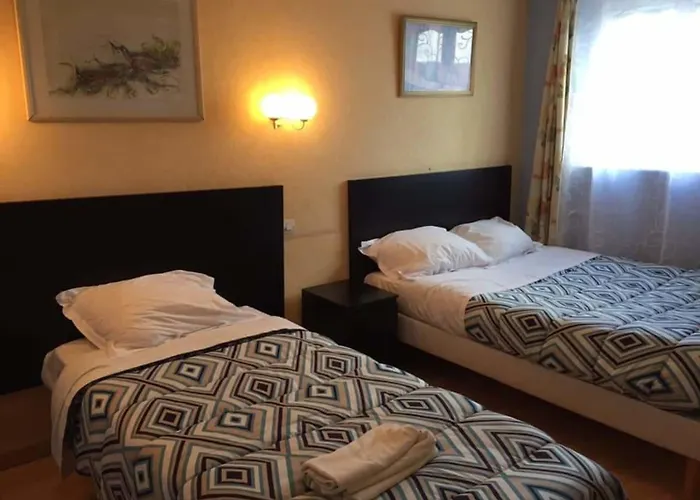 מלון Hotellerie Normande Dozulé